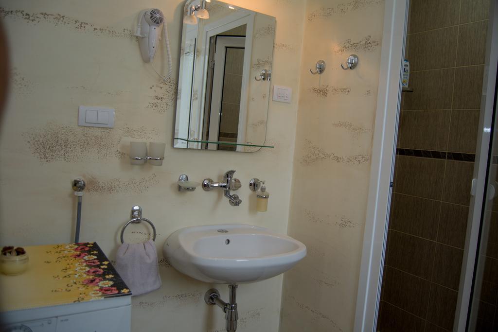 Guest House A'Storia Ruma Exterior foto