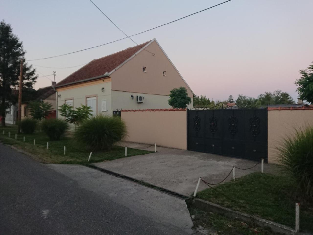 Guest House A'Storia Ruma Exterior foto