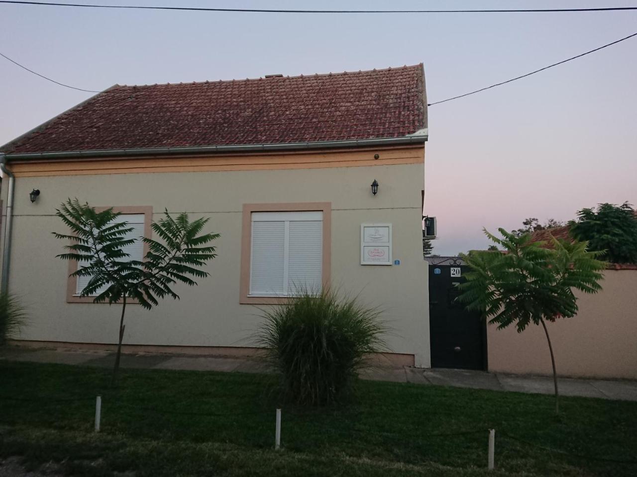 Guest House A'Storia Ruma Exterior foto